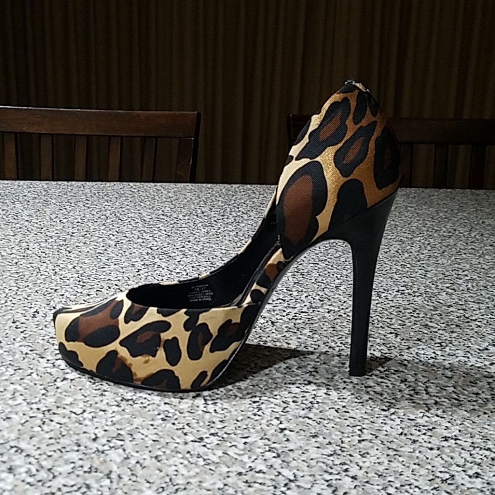 Jessica Simpson size 7 leopard print heel
